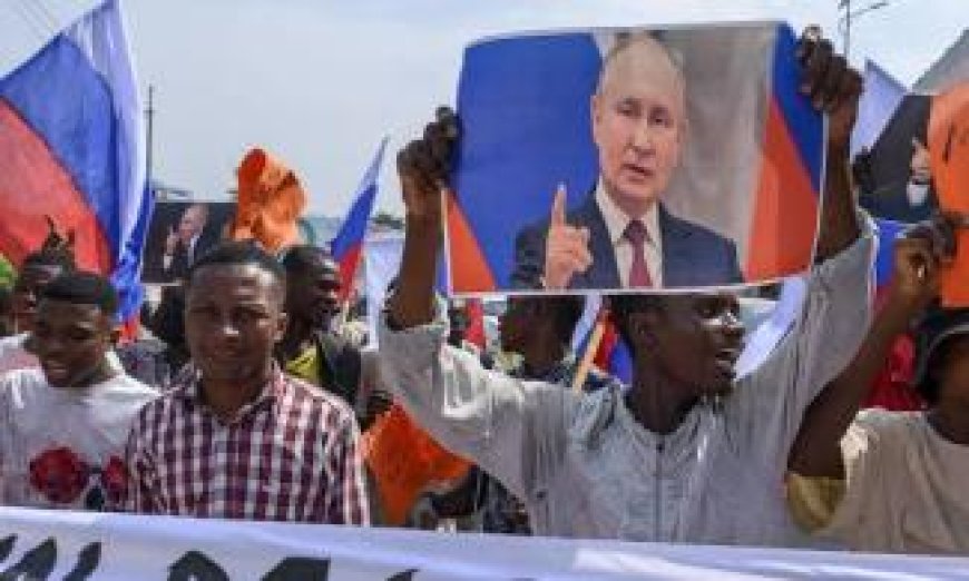 #EndBadGovernance: Kano Protesters Fly Russian National Flag, Seek help from President Putin