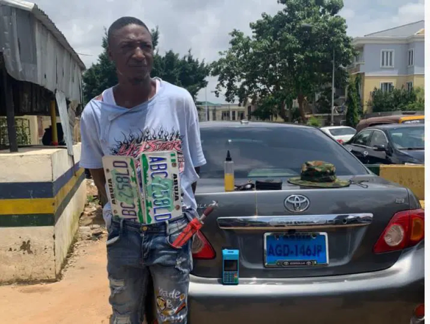 Police Nab Suspected Armed Robber in Abuja, Recover dangerous weapons